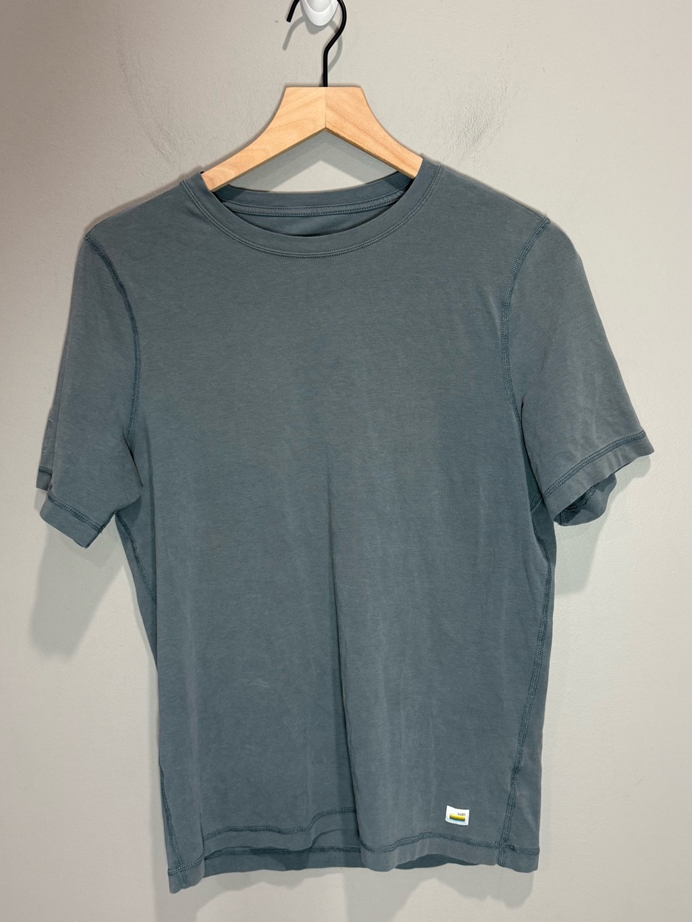 Vuori Men’s Strato Tech Tee Gray Blue Short Sleeve Shirt Size Small